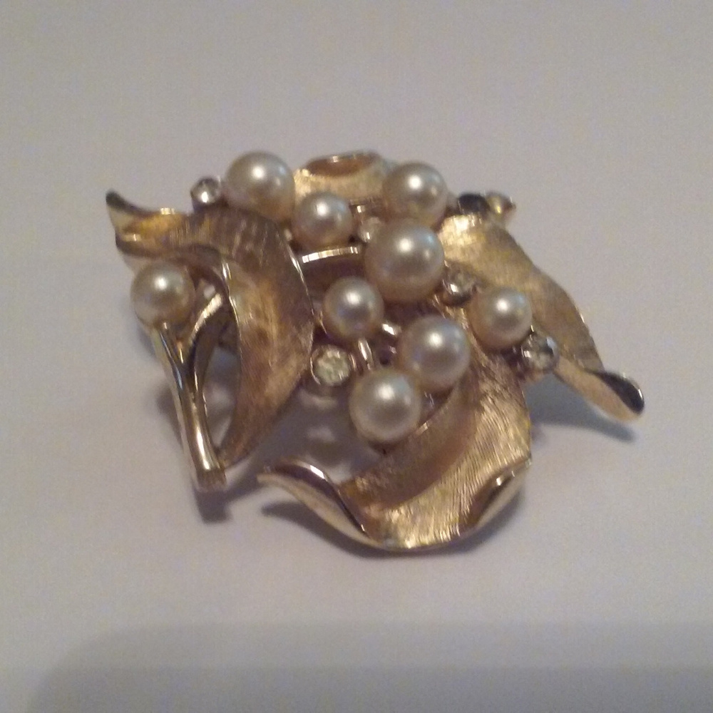Small Trifari Brooch Golden Leaves with Faux Pearl
